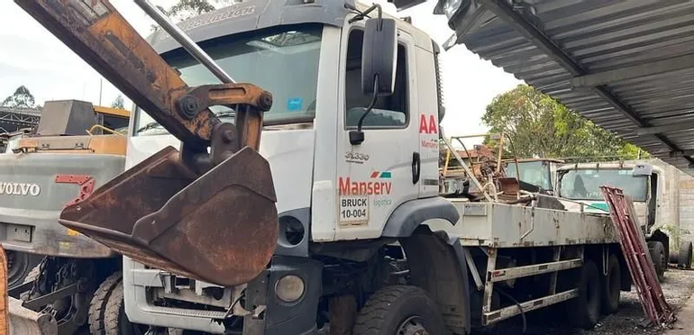 Sucatas de Caminhão Poliguindaste